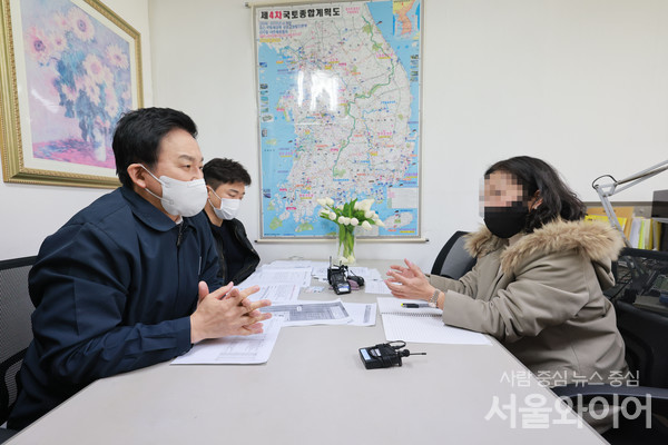 원희룡 국토부 장관이 서울시내 업체를 방문, 담당자와 대화를 하고 있다.