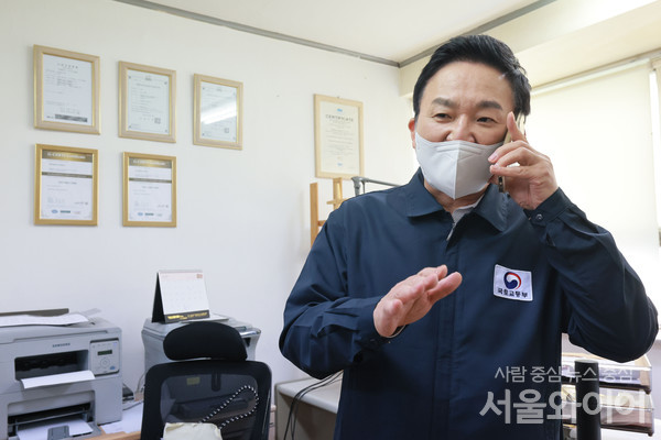 원희룡 장관이 서울시내 업체를 방문, 파업중인 한 화물운송자와 통화 하며 업무개시를 독려하고 있다.