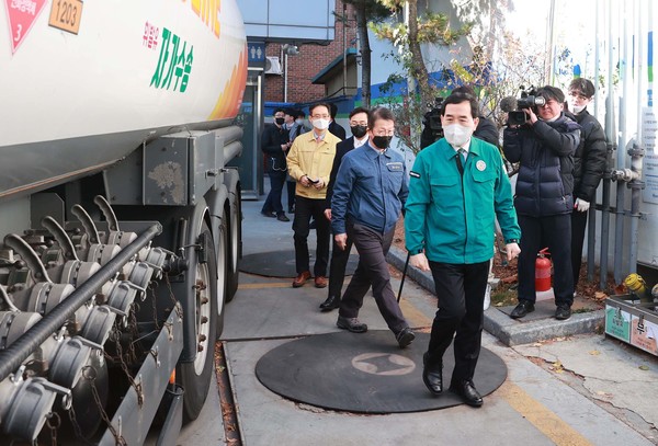 이창양 산업통상자원부 장관이 30일 오후 서울 강남의 한 주유소를 찾아 화물연대 집단 운송거부에 따른 피해 상황을 점검했다. 사진=산업부 제공