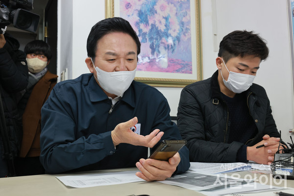 원희룡 장관이 화물 운송자와 통화를 하고 있다.