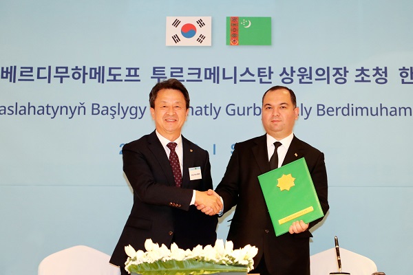 (왼쪽부터) 백정완 대우건설 사장과 투르크멘히미야 니야즐리니야즐리예프 투르크멘화학공사 회장이 기념 촬영을 하고 있다. 사진=대우건설 제공