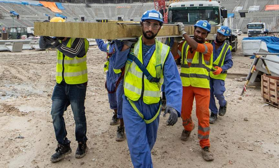 카타르 월드컵 경기장에서 작업중인 이주노동자들 (사진 앰네스티 인터내셔널)