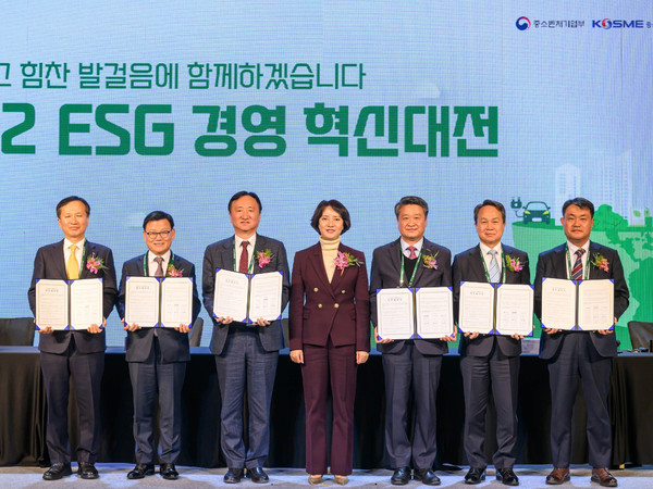 30일 서울시 종로구 포시즌스호텔에서 개최된 '2022 ESG경영 혁신대전'에서 농협은행 권준학 은행장(왼쪽 세 번째), 이영 중소벤처기업부 장관(왼쪽 네 번째), 중소벤처기업진흥공단 김학도 이사장(왼쪽 다섯 번째) 및 협약기관 관계자들이 '중소기업 ESG경영 저변확대를 위한 업무협약'을 체결하고 기념촬영을 하고 있다. / 사진=NH농협은행