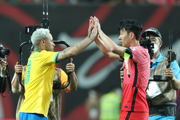 지난 6월 국내에서 치러진 한국과 브라질의 평가전에서 인사하는 네이마르(왼쪽)와 손흥민 사진=연합뉴스 제공