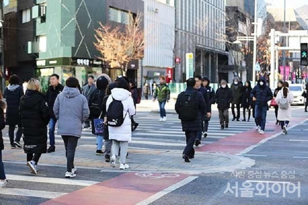 두꺼운 복장의 시민들이 거리를 지나고 있다. 사진=서울와이어 DB
