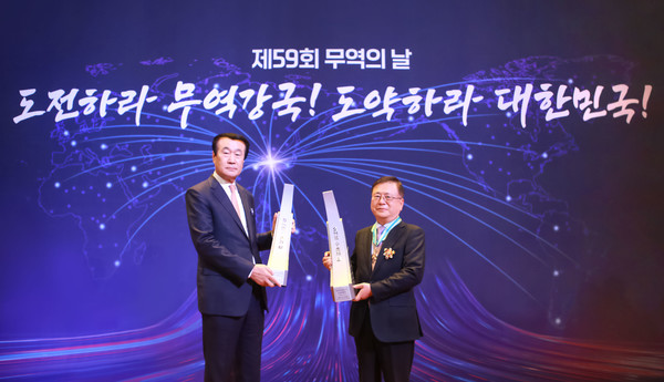 온용현 금호미쓰이화학 대표(왼쪽)와 김선규 금호폴리켐 대표(오른쪽)가 제 59회 무역의 날 기념식에서 수출의 탑을 수상한 뒤 기념 촬영을 하고 있다. 사진=금호석유화학그룹 제공