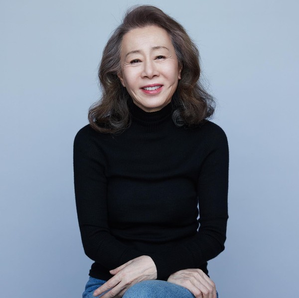 배우 윤여정이 결국 소속사 후크엔터테인먼트를 떠난다. 사진=후크엔터테인먼트