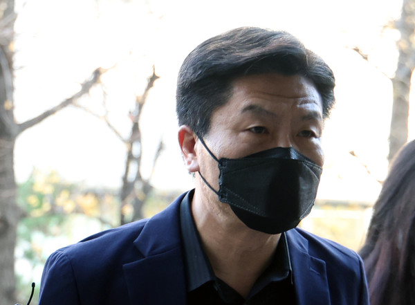 이임재 전 용산경찰서장이 21일 오전 마포구 이태원 사고 특별수사본부로 소환되고 있다. / 사진=연합뉴스