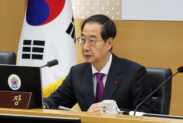 한덕수 국무총리가 6일 오전 정부세종청사에서 열린 국무회의를 주재하고 있다. 한 총리는 오늘 예정된 민주노총 총파업 관련 "경제 여건이 엄중한 시기 국민의 삶과 국가 경제를 볼모로 잡은 파업은 결코 지지를 없을 수 없다"고 말했다. 사진=연합뉴스