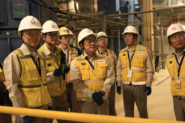정승일 한국전력공사 사장(왼쪽 세번째)이 현지시간으로 지난 4일 아랍에미리트(UAE) 바라카 원자력발전소 건설 프로젝트 현장을 방문해 관계자들과 사업 진행사항을 점검하고 있다. 사진=한국전력 제공