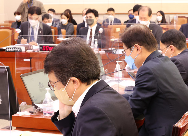 한동훈 법무부 장관과 더불어민주당 김의겸 의원이 7일 국회에서 열린 법제사법위원회에 참석해 자리에 앉아 있다. / 사진=연합뉴스