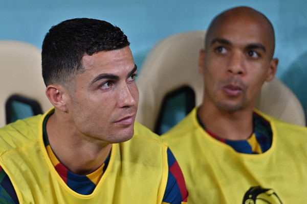 16강전에서 산투스 감독의 부름을 기다리며 벤치를 지키는 크리스티아누 호날두 (EPA=연합뉴스)