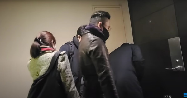 지난달 28일 더탐사 소속 취재진들이 한동훈 법무부 장관 자택을 방문해 초인종을 누르는 장면. / 더탐사 유튜브 방송 화면캡처