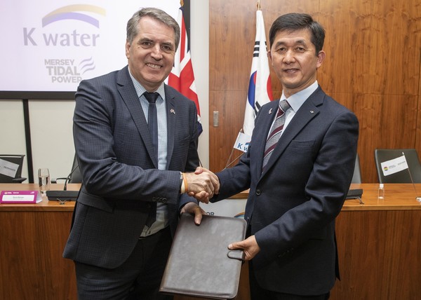 정경윤 한국수자원공사 부사장(오른쪽)이 현지시간으로 6일 영국 리버풀권역정부 시청사에서 열린 리버풀권역정부(LCRCA)와 머지(Mersey)강 조력사업 관련 기술협력 강화 협약을 체결한뒤 기념사진을 촬영하고 있다. 사진=한국수자원공사 제공