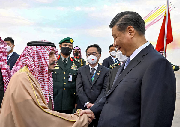 사우디아라비아 리야드 국제공항에 도착한 시진핑 중국 국가주석이 영접을 받고 있다 (AFP=연합뉴스)