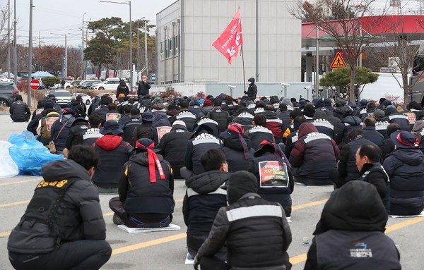 화물연대 광주본부 조합원들이 9일 총파업 종료와 현장 복귀 찬반투표 참여를 위해 모여 있다. 사진=연합뉴스 제공  