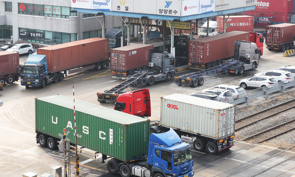 화물연대본부(화물연대)가 9일 오전부터 총파업 지속 여부를 묻는 조합원 찬반투표를 진행한 결과 과반수 이상이 파업철회에 표를 던졌다. 이에 화물연대는 파업을 중단하고 현장에 복귀할 예정이다. 사진=연합뉴스 제공 