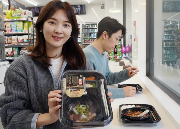 세븐일레븐 모델이 한끼 순댓국 도시락을 소개하고 있다. 사진=세븐일레븐 제공