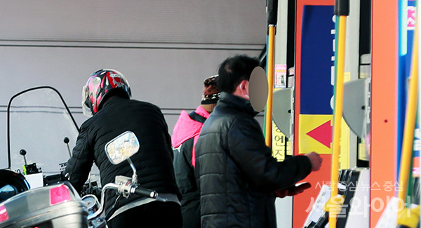 서울시내 주유소를 찾은 시민들이 주유를 하고 있다.