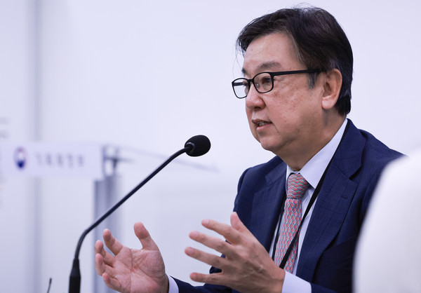 조동철 한국개발연구원(KDI) 원장이 12일 정부세종청사 기획재정부 브리핑실에서 열린 기자간담회에 참석해 취재진 질문에 답하고 있다. 사진=연합뉴스 제공