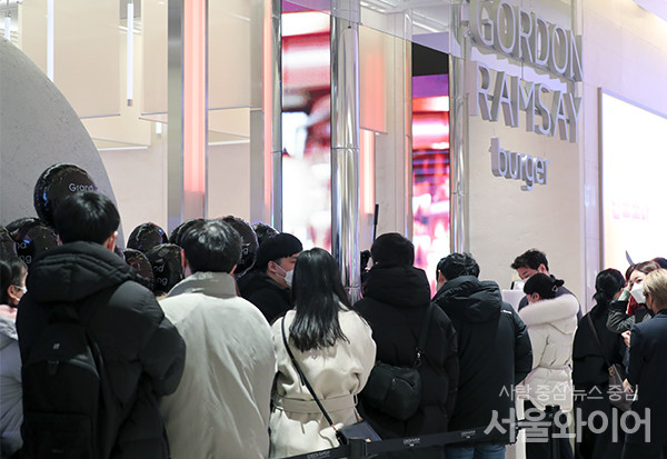 고객들이 ‘고든 램지 버거‘ 입장을 위해 대기하고 있다. 사진=서울와이어 DB