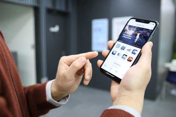 동국제강이 13일 ‘스틸샵(steelshop)’ 모바일 애플리케이션(앱)을 출시했다. 스틸샵 모바일 앱을 이용하고 있는 모습. 사진=동국제강 제공 