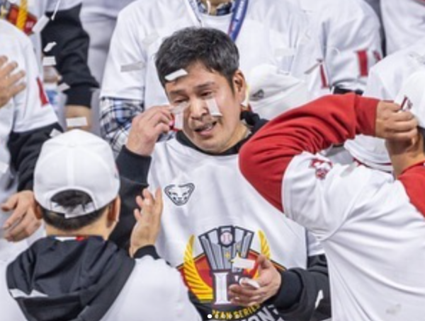 지난달 8일 인천 SSG랜더스필드에서 열린 2022 KBO 한국시리즈에서 SSG랜더스가 우승을 차지하자 정용진 신세계그룹 부회장이 기뻐하고 있다. 사진=정용진 신세계그룹 부회장 인스타그램