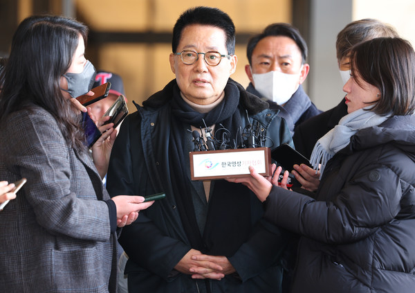 박지원 전 국가정보원장이 14일 오전 서해 공무원 피격 사건 관련 검찰 조사를 받기 위해 서울 서초구 서울중앙지검에 출석, 취재진 질문에 답하고 있다. / 사진=연합뉴스