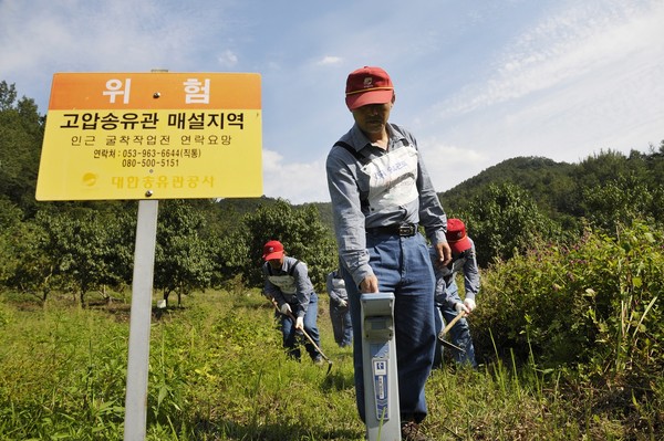대한송유관공사 직원이 영남권의 한 송유관 매설 지역에서 송유관로 손상 여부를 확인하고 있다. 사진=SK이노베이션 제공
