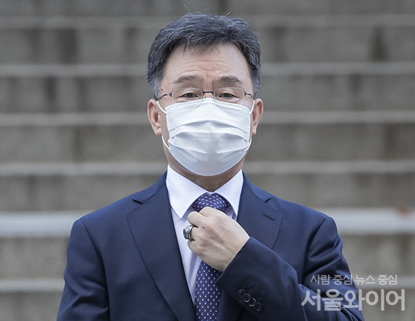 대장동 개발 로비·특혜 의혹의 핵심 인물로 지목되는 김만배씨가 서울 서초구 소재 서울중앙지법으로 영장심사를 받기위해 출석하고 있다. 사진=서울와이어 DB