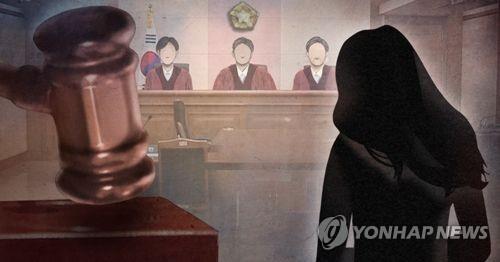 본인이 근무하는 학교에 재학 중인 남학생과 부적절한 관계를 맺은 혐의를 받는 여교사가 결국 재판에 넘겨졌다. 사진=연합뉴스