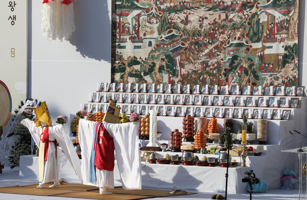 16일 오전 서울 종로구 조계사에서 '10.29 (49재)'가 봉행되고 있다. / 사진=연합뉴스