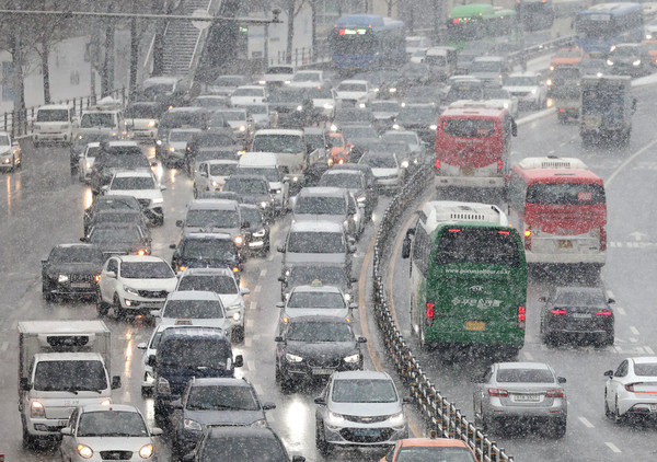 서울, 경기 등 중부지방에 대설주의보가 내려진 15일 오후 서울 용산 한남대로에서 차량들이 서행하고 있다(사진 연합뉴스 제공)