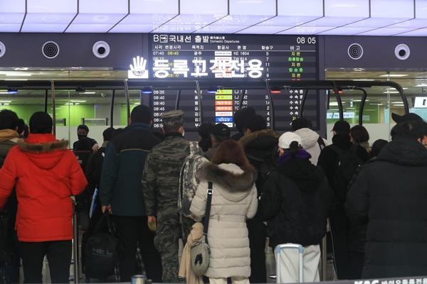 19일 오전 제주공항에서 여행객들이 탑승 수속을 밟고 있다. 사진=연합뉴스