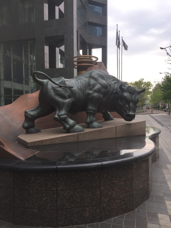 금융투자협회 건물 정문 앞에 서 있는 황소상. 사진=금융투자협회 제공