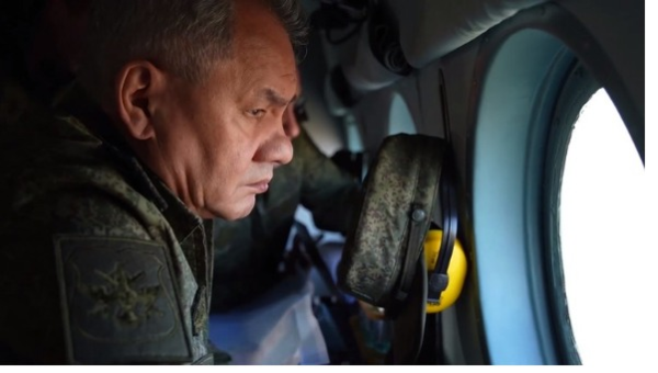 헬기를 타고 우크라이나 전선을 시찰하는 세르게이 쇼이구 러시아 국방장관