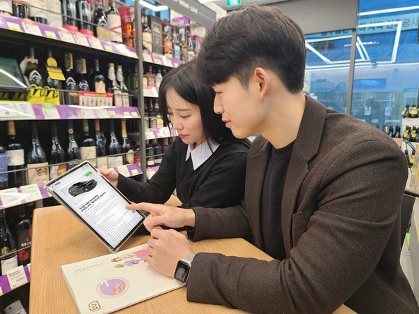 고객들이 편의점 CU가 설 선물세트 상품으로 판매하는 카니발 하이리무진 차량을 살펴보고 있다. 사진=BGF리테일 제공