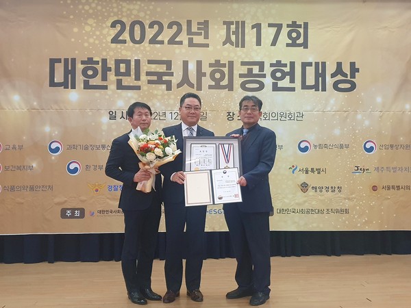 농협의 모바일 플랫폼 NH콕뱅크는 19일 여의도 국회의원회관에서 열린 2022년 '대한민국 사회공헌대상'에서 사회공헌부문 부총리상을 수상했다. 김석기 농협 상호금융디지털금융본부장(가운데)과 김영훈 상호금융디지털채널부장(왼쪽)이 기념사진을 촬영하고 있다. / 사진=NH농협