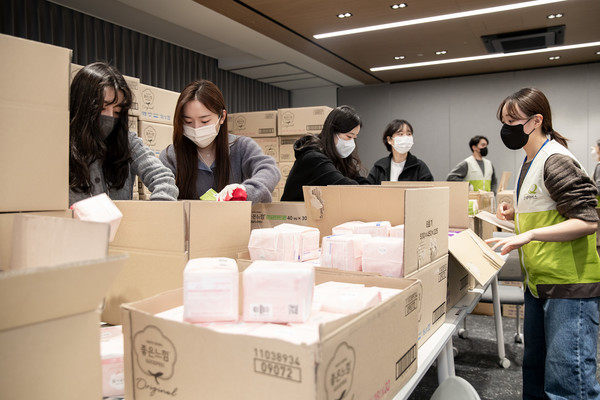  HMM 사내 여직원 모임인 '수평선회' 직원들이 지난 9일 여의도 본사에서 취약계층 여아를 위한 지원물품 을 박스에 포장하고 있다. 사진=HMM 제공 