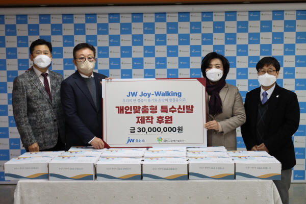 JW홀딩스는 임직원 걸음 기부 캠페인 ‘JW 조이워킹(JW Joy-Walking)’을 통해 마련한 기부금을 지난 19일 경기도 과천시장애인복지관에 전달했다. (왼쪽부터) 정성기 JW홀딩스 경영관리실장, 한성권 JW홀딩스 대표, 신계용 과천시장, 이학준 과천시장애인복지관장이 기부금 전달식에서 기념촬영을 하고 있다. 사진=JW홀딩스 제공