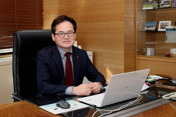 박윤기 롯데칠성음료 대표가 신성장동력인 제로 탄산음료와 기능성 주류, 건강기능식품을 선보이며 시장을 공략에 나선다. 사진=롯데칠성음료 제공