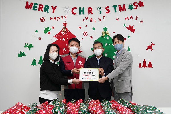 (왼쪽부터) 김지연 행복한지역아동센터 센터장, 공성태 롯데건설 상무, 강선경 광진구청 아동청소년과장, 차동범 초록우산어린이재단 나눔사업팀장이 기념 사진을 촬영하고 있다. 사진=롯데건설 제공