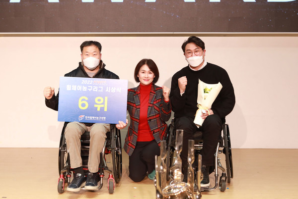 (왼쪽부터) 황정희 고양홀트 선수, 이진숙 동아오츠카 상무, 최요한 고양홀트 선수가 지난 20일 서울 송파구 올림픽파크텔 올림피아홀에서 개최된 2022 KWBL 휠체어농구 시상식을 진행한 뒤 기념촬영을 하고 있다. 사진=동아오츠카 제공