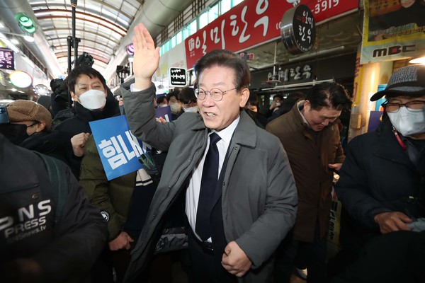 이재명 더불어민주당 대표가 22일 경북 안동시 중앙신시장을 방문해 시민들과 인사하고 있다. / 사진=연합뉴스