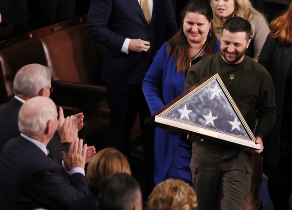 미국 의회를 방문, 의원들로부터 열렬한 환영을 받는 볼로디미르 젤렌스키 우크라이나 대통령 (UPI=연합뉴스)