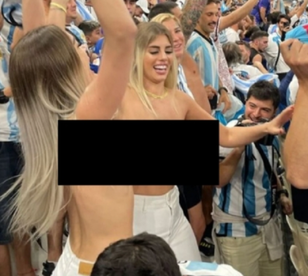 현지시간으로 지난 19일 카타르 루사일의 루사일 스타디움에서 열린 2022 국제축구연맹(FIFA) 카타르 월드컵 결승전에서 자국 대표팀 우승에 대한 기쁨을 주체하지 못하고 상의를 탈의한 여성들이 여전히 화제다. 사진=온라인 커뮤니티 갈무리