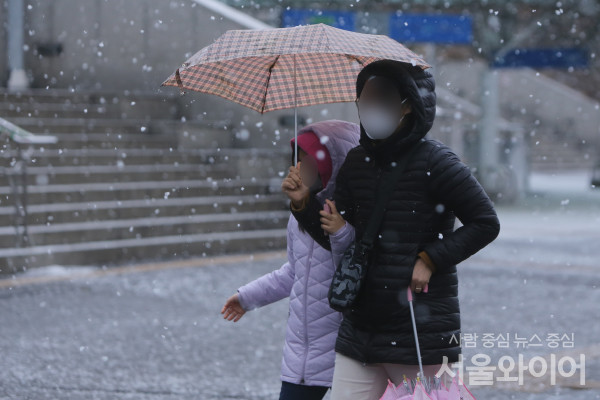 오늘(23일)은 올겨울 찾아온 한파가 절정에 이를 전망이다. 서울 아침 최저기온이 14도까지 떨어지는 등 강한바람까지 체감온도는 더욱 하락할 것으로 보인다. 사진=서울와이어 DB  