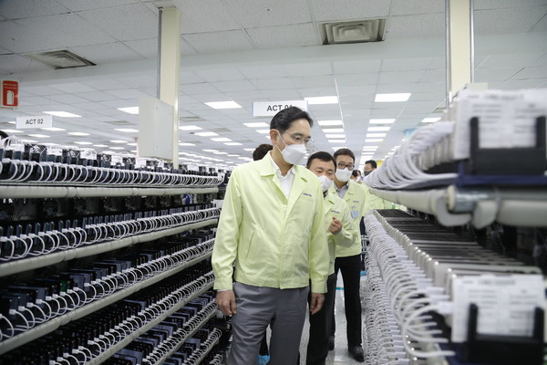 베트남으로 출장을 떠난 이재용 삼성전자 회장이 하노이 연구개발(R&D)센터 준공식이 열리기 전인 지난 22일 인근 삼성디스플레이 법인(SDV)을 방문해 디스플레이 생산 공장을 점검하고 있다. 사진=삼성전자 제공