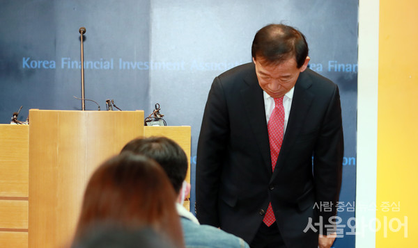 서유석 회장이 취재진들에게 인사를 하고 있다.