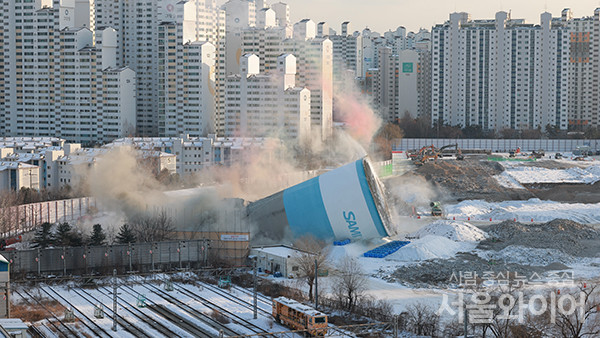 노원구 광운대역 인근에 있는 시멘트 저장시설이 철거되고 있다.